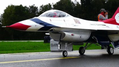 AMAZING RC USAF THUNDERBIRD SCALE TURBINE JET MODEL