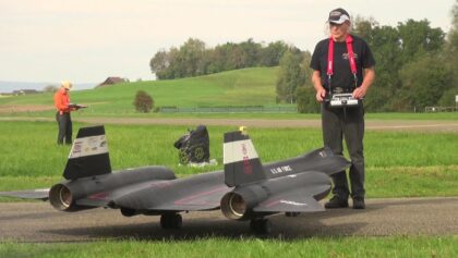 GIANT REMOTE CONTROLLED SR-71 BLACKIRD TURBINE JET MODEL