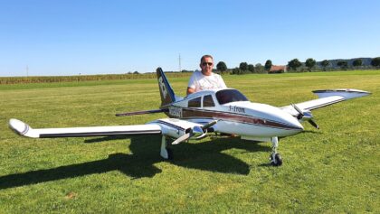 HUGE RC CESSNA 310R