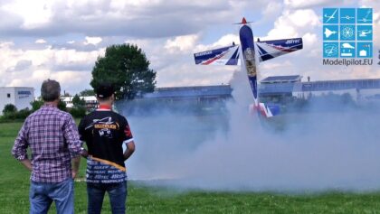 HUGE RC EXTRA 300 AEROBATIC SMOKE FLIGHT WOLFGANG KRAHOFER JR.