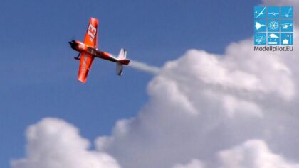 HUGE RC EXTRA 300 EXP AEROBATIC SMOKE ACTION FLIGHT KRIS