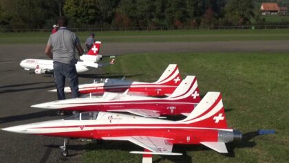 R/C SWISS MD11 IN FORMATION WITH 3x TIGER F-5 RC