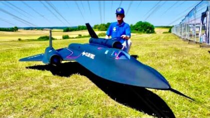 Flugshow einer sehr schnellen RC SR-71 US Air Force Lockheed