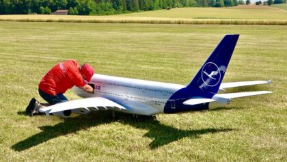 Flugvorführung eines großen ferngesteuerten Airbus A380-800 der Lufthansa mit EDF