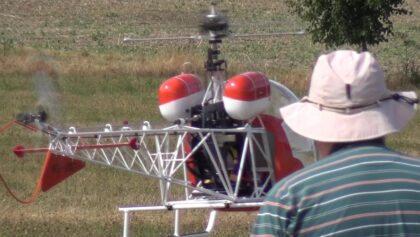 GIANT BELL 47 SCALE RC HELICOPTER MODEL