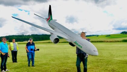 Gigant! Ultra lightweight RC Boing 777 Slowflyer 4.1Kg Airliner Flight