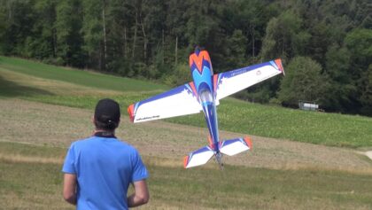 Kunstflug mit einem ferngesteuertem Modell Flugzeug