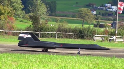 LARGE RC BLACKBIRD SR-71 TURBINE MODEL JET