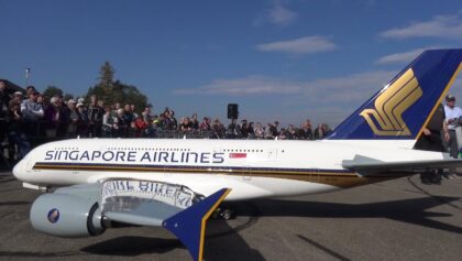RC A-380 gigantic turbine Airbus Singapore Airlines a piece of