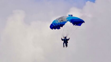 RC Fallschirmspringer über Kleinenbroich | Schirm öffnet nicht richtig und