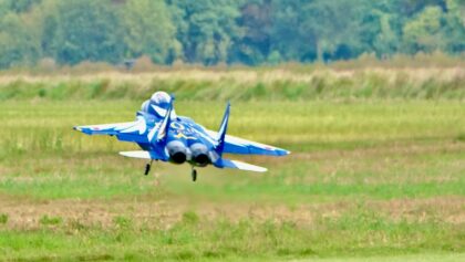Riesiger RC Turbinen Jet Mitsubishi F-15J Eagle mit kritischer Wind-Landung