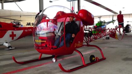 WORLD BIGGEST RC ELECTRIC HELICOPTER BELL 47 ROTOR DIAMETER 3.80