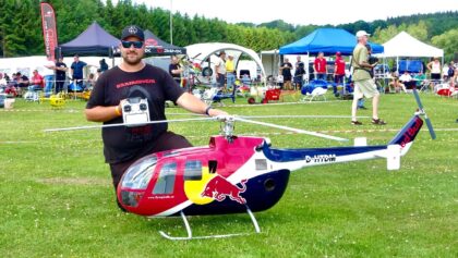 super 3D Kunstflug mit einer großen Turbinen BO-105 Red Bull
