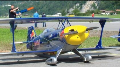 2x REDBULL PITTS PYTHON FLYING GIANTS R/C MODELL AIRPLANES