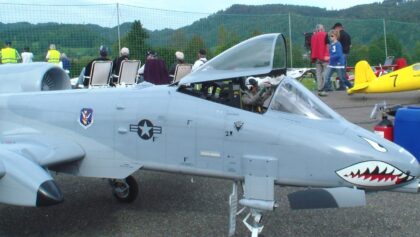 R/C SCALE WARTHOG A-10 TWIN TURBINE MODELL JET with Live