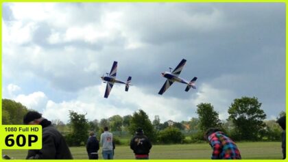 TWO XXL EXTRA 300 IN PERFECT AEROBATIC SYNCHRO FLIGHT –