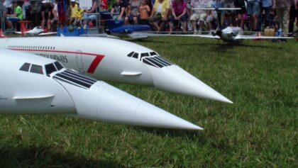 Two Big Scale R/C Concorde Twin-turbine Modell Jet’s with lowering