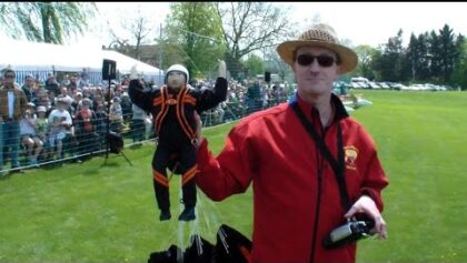 Radio controlled Parachutist under a Super Decathlon R/C Modell Airplane
