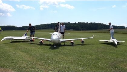 FLIGHT COMBO GIGANTIC RC JUMBO BOEING 747-400 WITH 2X HUGE