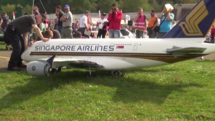 GIGANTIC RC A-380 TURBINE MODEL AIRLINER OVER 5 METER WINGSPAN