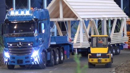 RC LKW Zürcher Holz Dach Transporter mit ausfahrbarem Anhänger Long