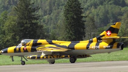 REAL HAWKER HUNTER T.MK.68 JET VS. RC MODEL HUNTER MK58