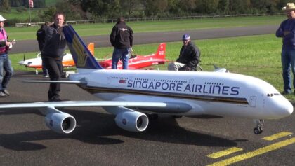 STUNNING!!! GIGANTIC RC AIRBUS A-380 SINGAPORE AIRLINES BY PETER MICHEL