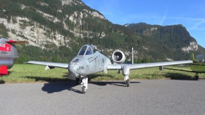 GIGANTIC WARTHOG A-10 TWIN TURBINE MODEL JET