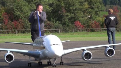 Giantic Radio Controlled Airbus A-380 Singapore Airlines Scale Turbine Airliner