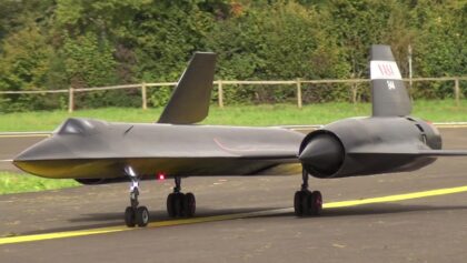 RC JET CRAZY FAST BLACKBIRD SR-71 TURBINE MODEL