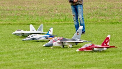 Schöner Formationsflug mitf 4x EDF Impeller Jets bei windigen Verhältnissen