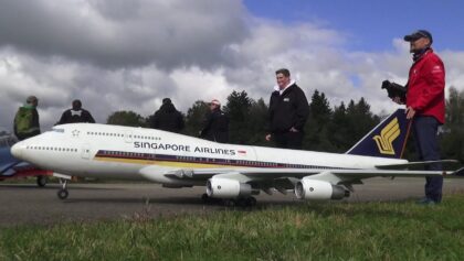 Singapore Airlines Boeing 747 RC Turbine Model Airplane